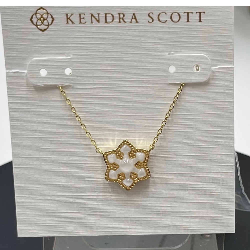 Kendra Scott Snowflake
Short Pendant Necklace‎ gold Plated Winter white new